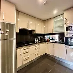 5 Stars Beachfront Paradise - Seaview, Always Heated Pool, Gym, Sauna! 아파트