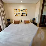 5 Stars Beachfront Paradise - Seaview, Always Heated Pool, Gym, Sauna! 에스테포나