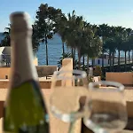 5 Stars Beachfront Paradise - Seaview, Always Heated Pool, Gym, Sauna! 아파트