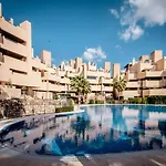 아파트 5 Stars Beachfront Paradise - Seaview, Always Heated Pool, Gym, Sauna!