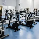 5 Stars Beachfront Paradise - Seaview, Always Heated Pool, Gym, Sauna! 아파트 에스테포나
