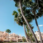 5 Stars Beachfront Paradise - Seaview, Always Heated Pool, Gym, Sauna!