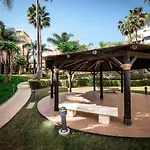 5 Stars Beachfront Paradise - Seaview, Always Heated Pool, Gym, Sauna! 아파트 에스테포나