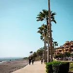 아파트 5 Stars Beachfront Paradise - Seaview, Always Heated Pool, Gym, Sauna!