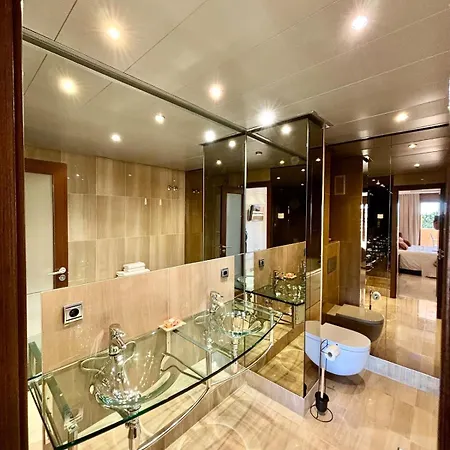 Apartament 5 Stars Beachfront Paradise - Seaview, Always Heated Pool, Gym, Sauna!