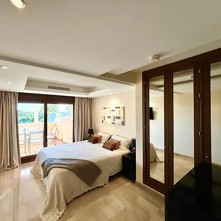 5 Stars Beachfront Paradise - Seaview, Always Heated Pool, Gym, Sauna! *