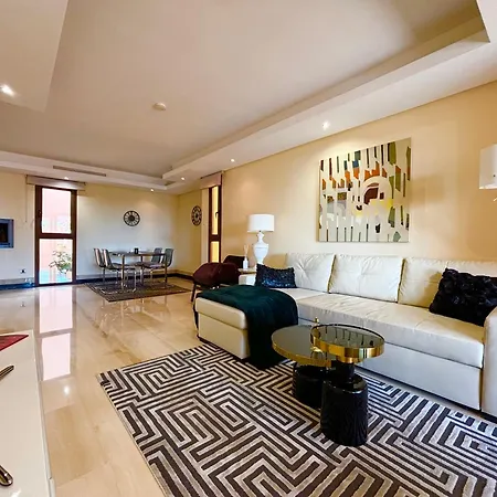 5 Stars Beachfront Paradise - Seaview, Always Heated Pool, Gym, Sauna! 에스테포나