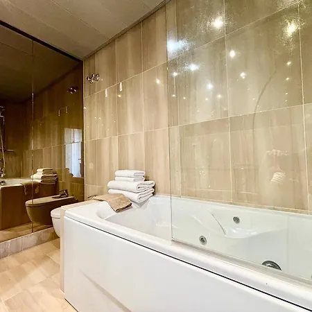 Lejlighed 5 Stars Beachfront Paradise - Seaview, Always Heated Pool, Gym, Sauna!