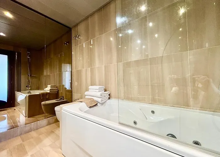 5 Stars Beachfront Paradise - Seaview, Always Heated Pool, Gym, Sauna! 에스테포나