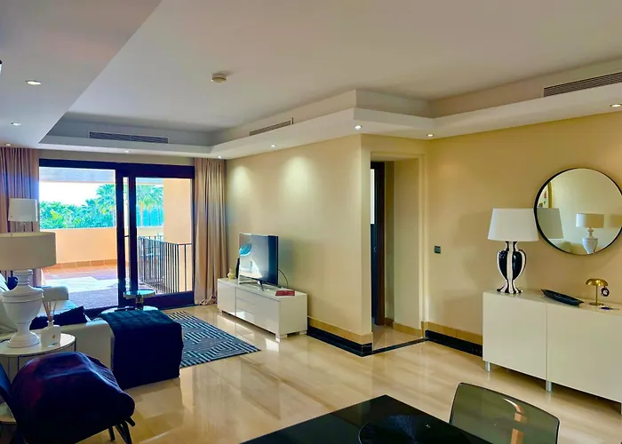 5 Stars Beachfront Paradise - Seaview, Always Heated Pool, Gym, Sauna! 아파트 에스테포나