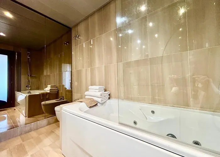 아파트 5 Stars Beachfront Paradise - Seaview, Always Heated Pool, Gym, Sauna!