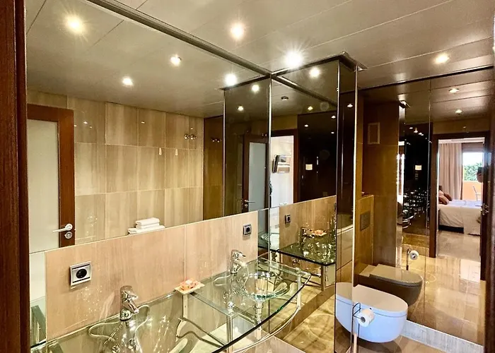 Апартаменти 5 Stars Beachfront Paradise - Seaview, Always Heated Pool, Gym, Sauna!